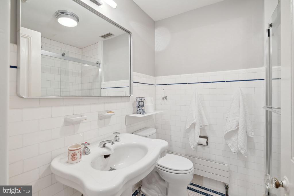 2212 SAINT JAMES PLACE
