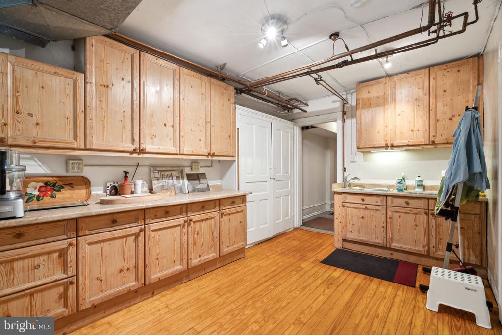 2212 SAINT JAMES PLACE