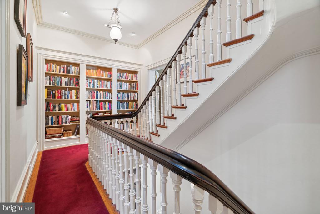 2212 SAINT JAMES PLACE