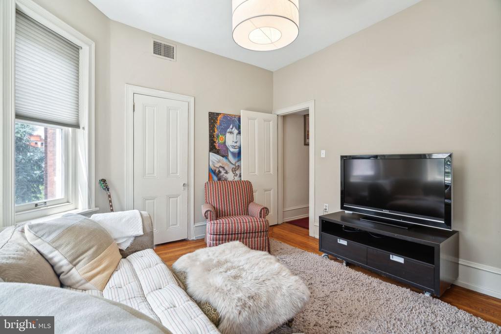 2212 SAINT JAMES PLACE