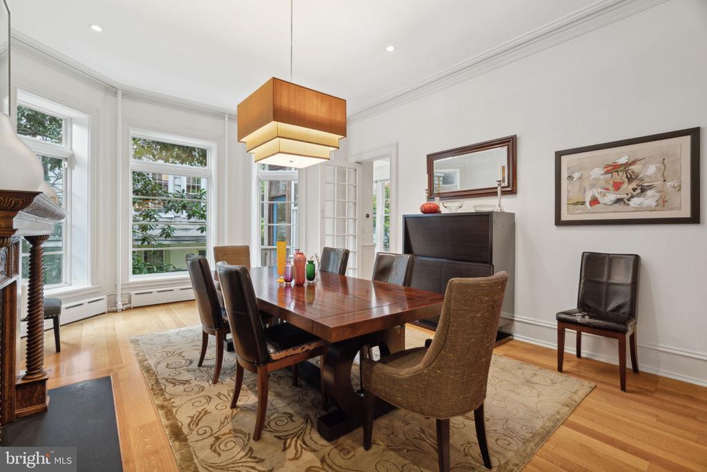 2212 SAINT JAMES PLACE