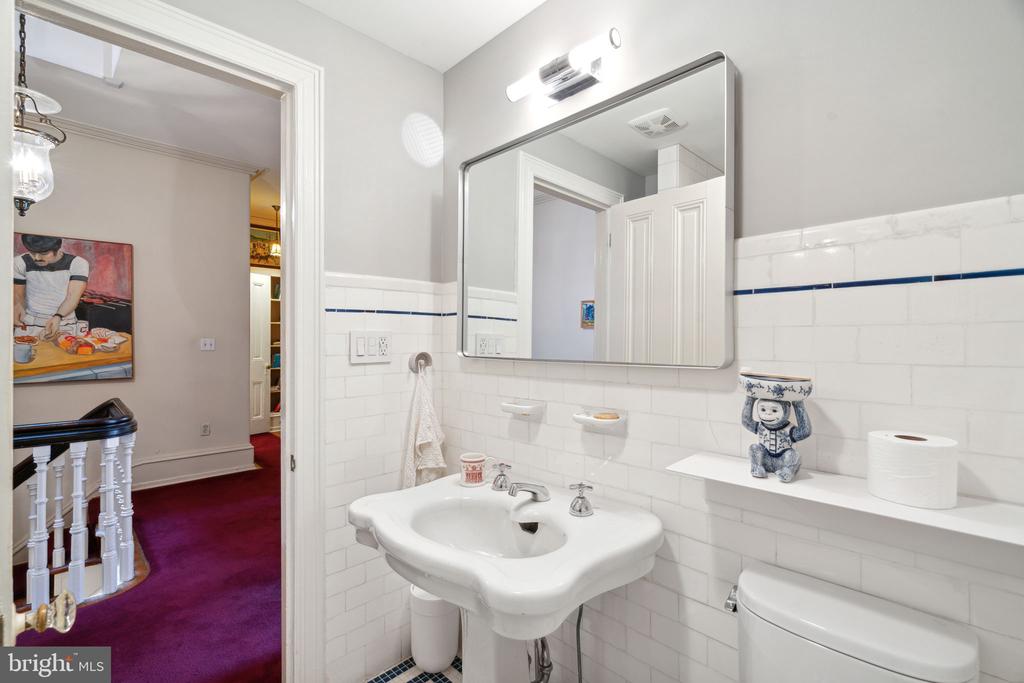 2212 SAINT JAMES PLACE