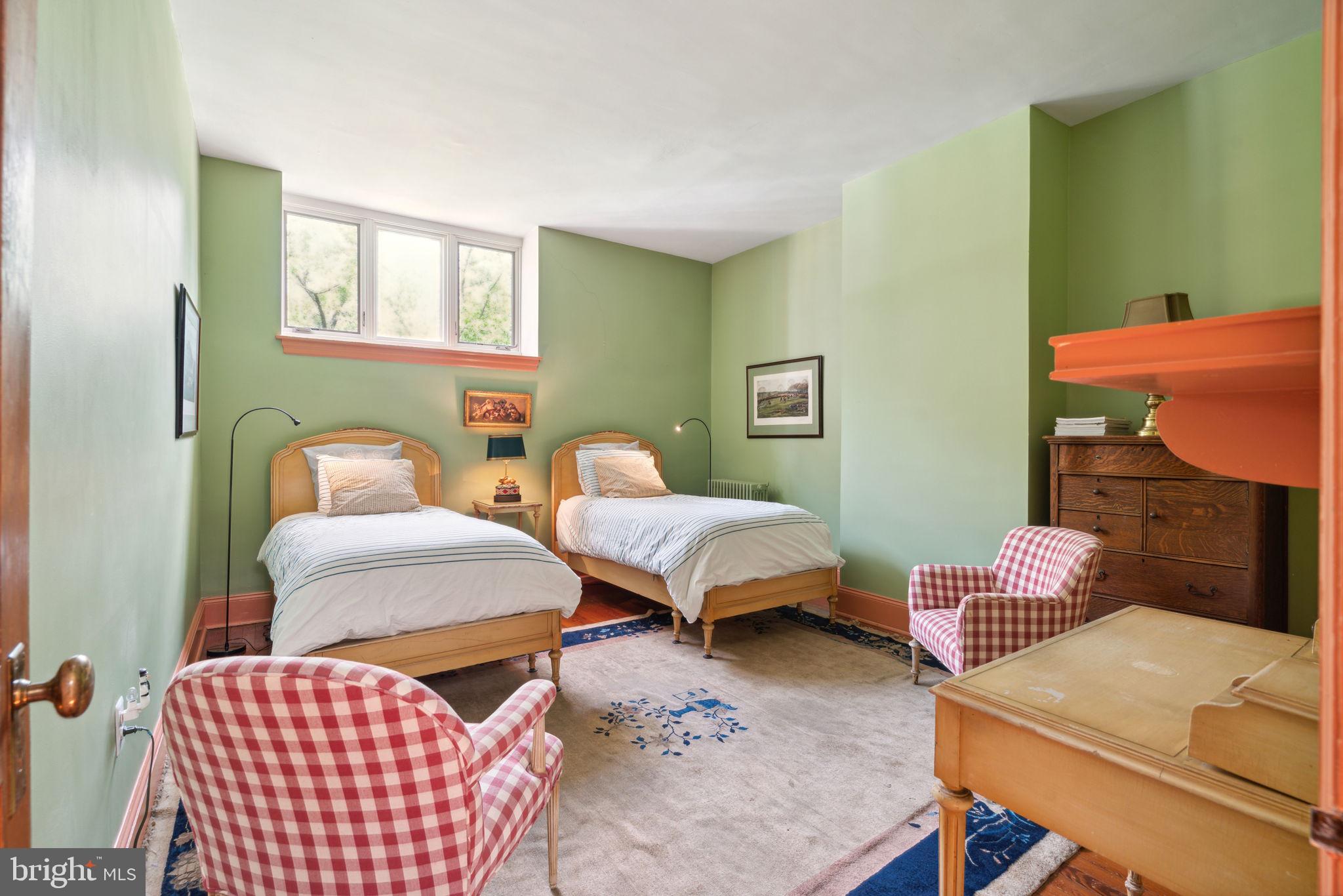 2212 SAINT JAMES PLACE