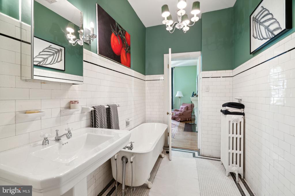 2212 SAINT JAMES PLACE