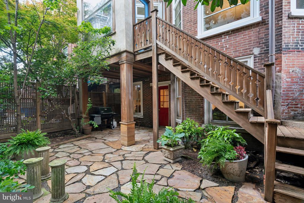 2212 SAINT JAMES PLACE