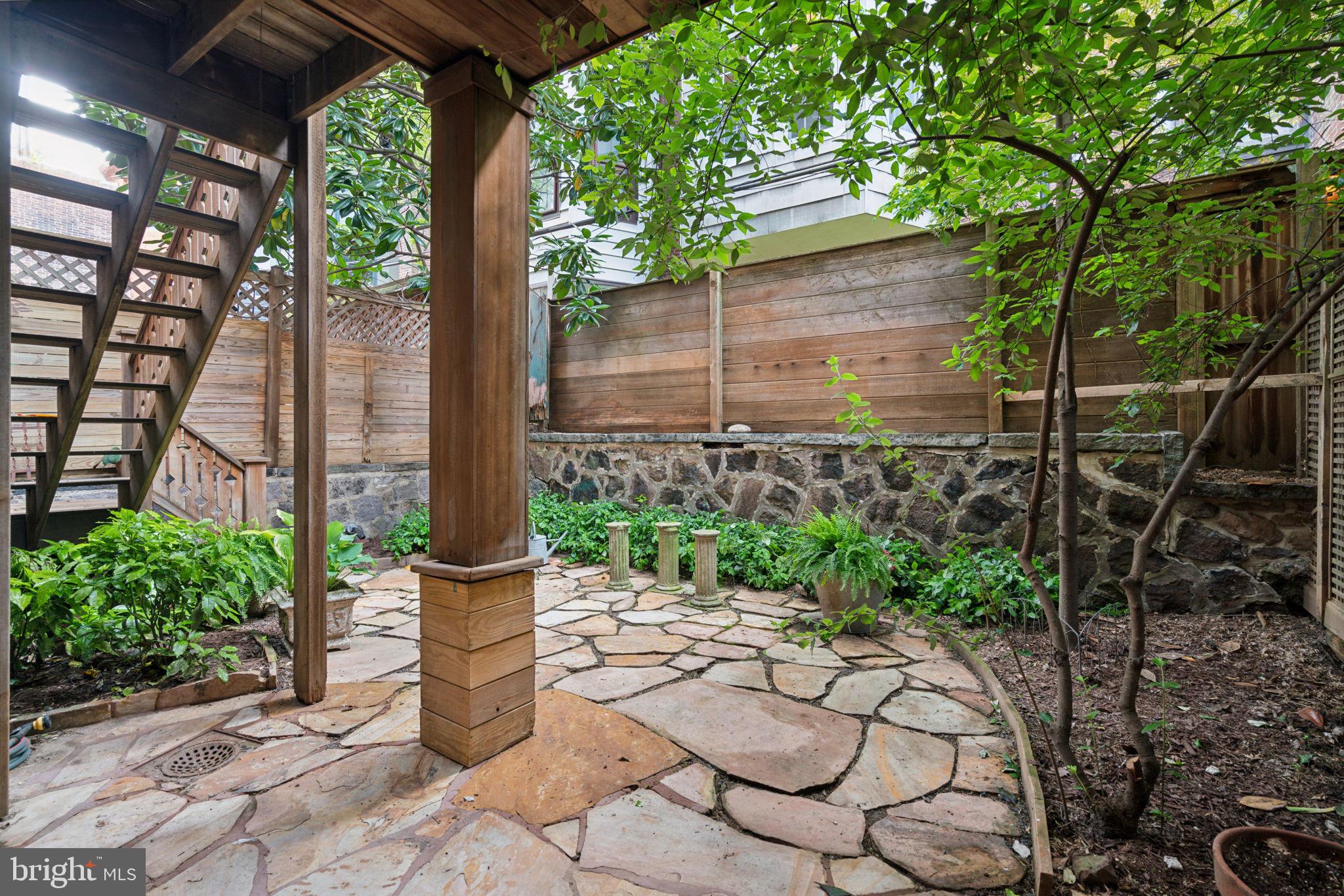 2212 SAINT JAMES PLACE