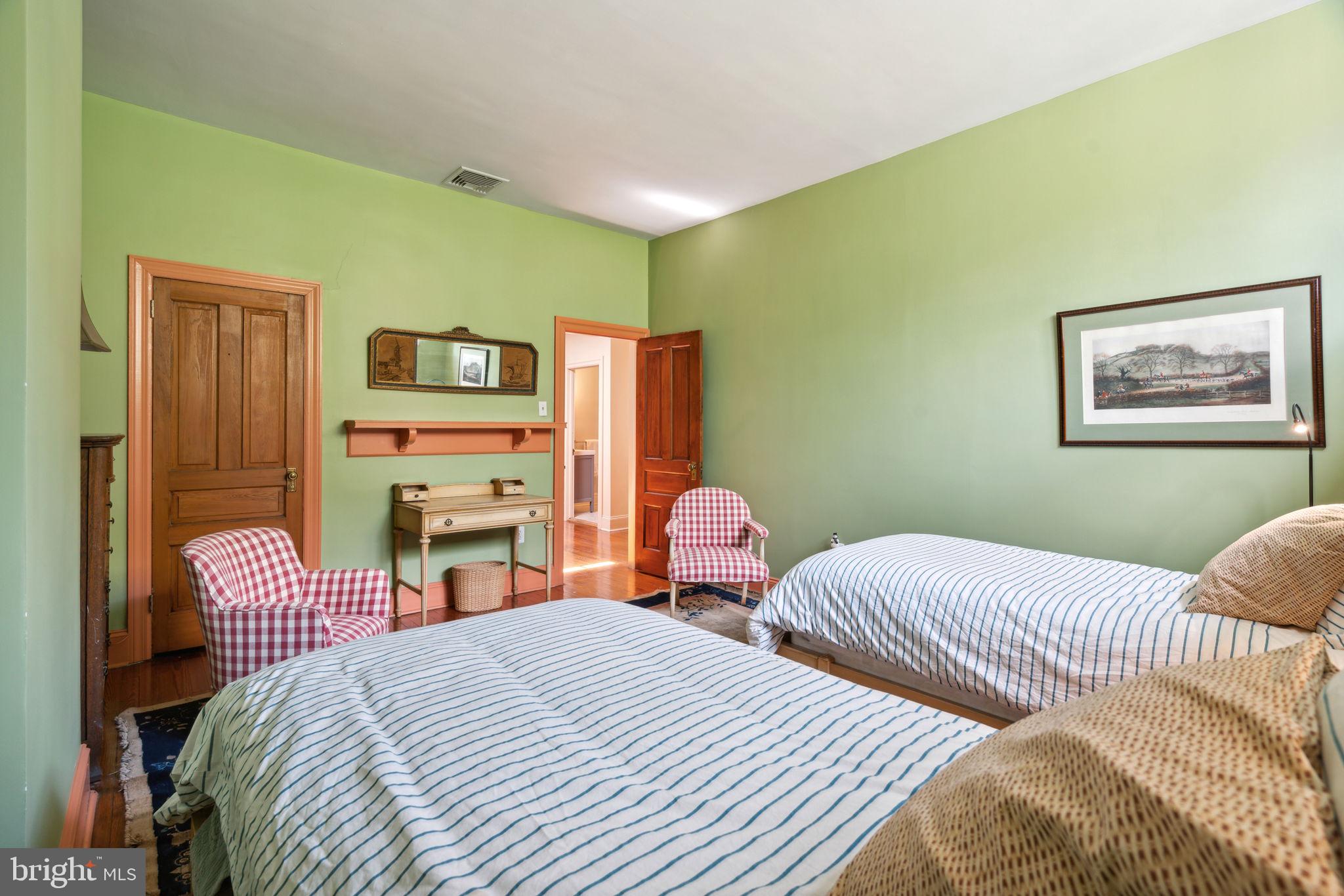 2212 SAINT JAMES PLACE