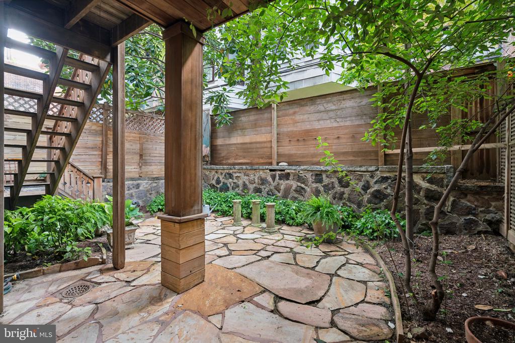 2212 SAINT JAMES PLACE