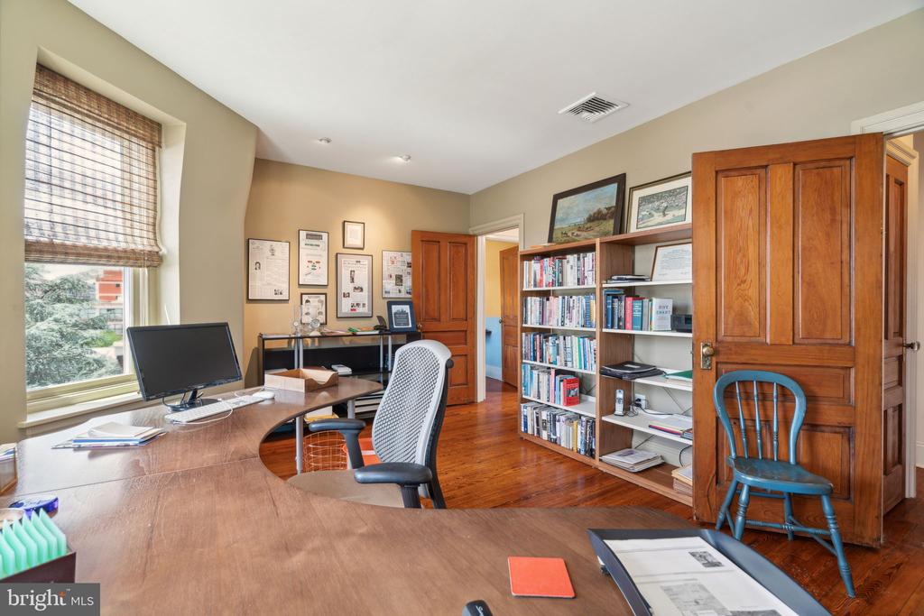 2212 SAINT JAMES PLACE