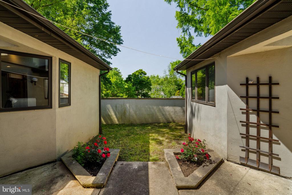 111 Hilltop Rd