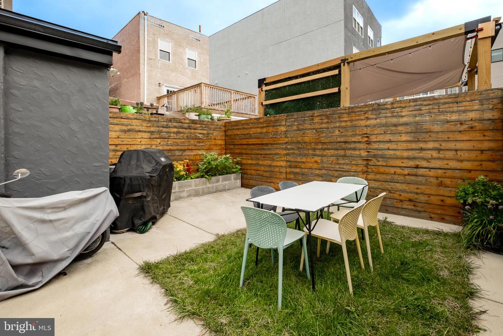 526 E Girard Ave