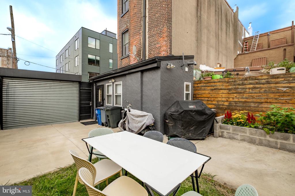 526 E Girard Ave