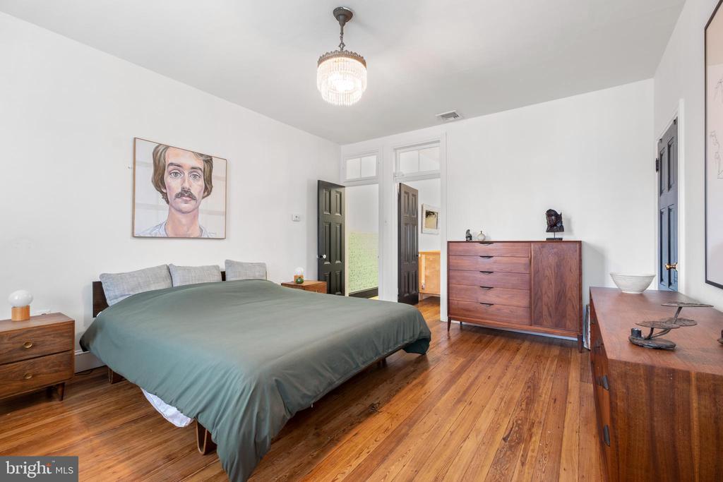 526 E Girard Ave