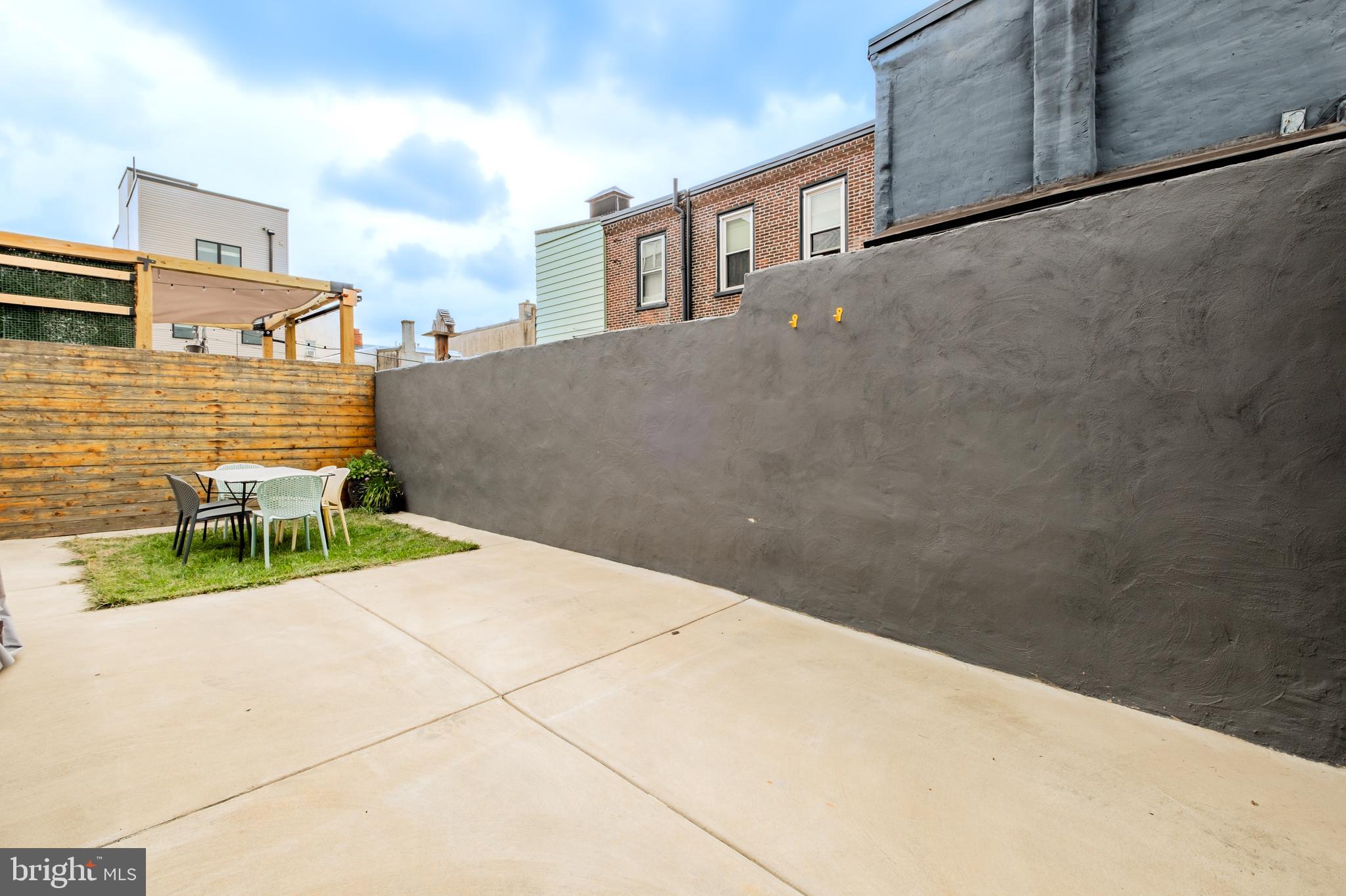 526 E Girard Ave