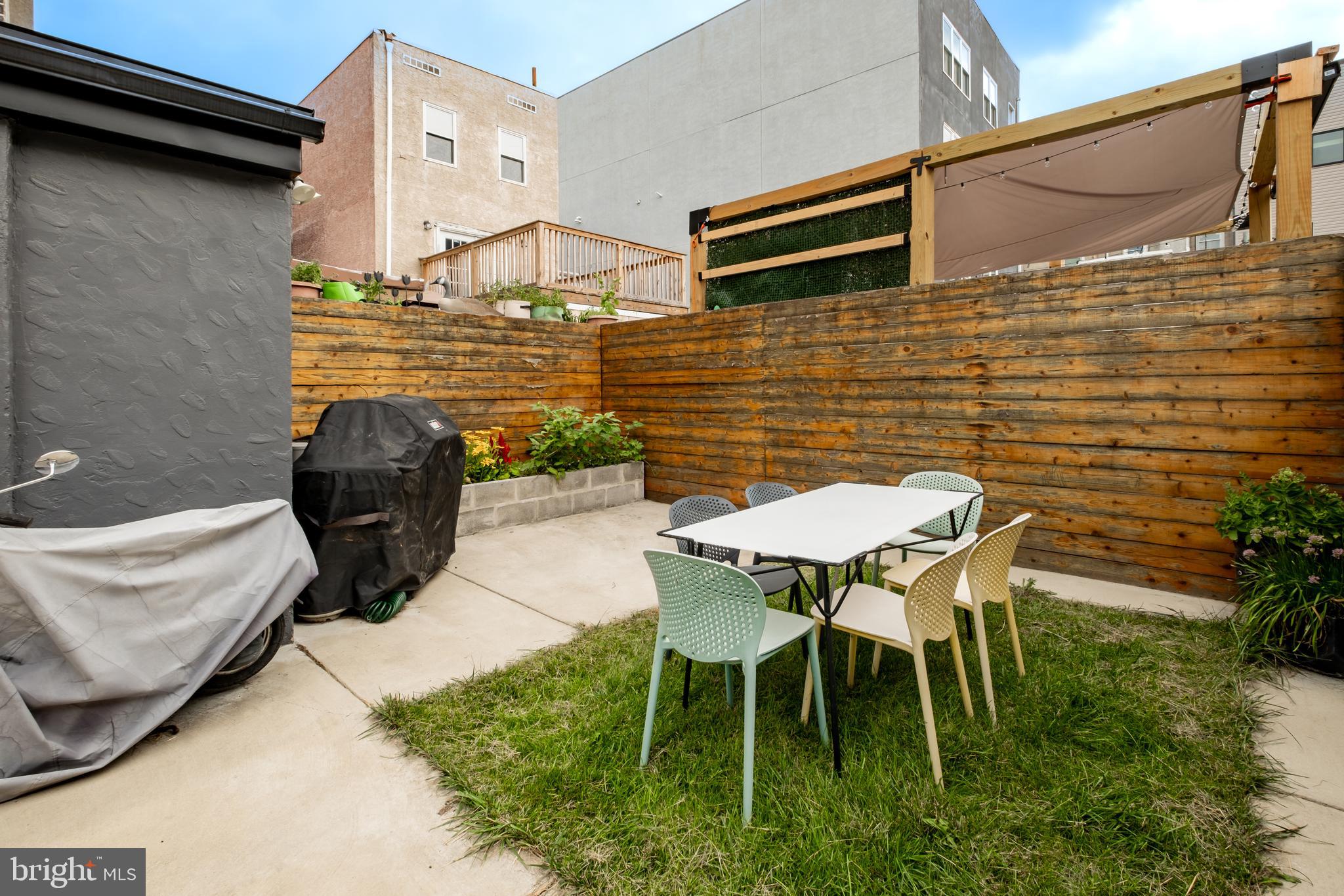 526 E Girard Ave