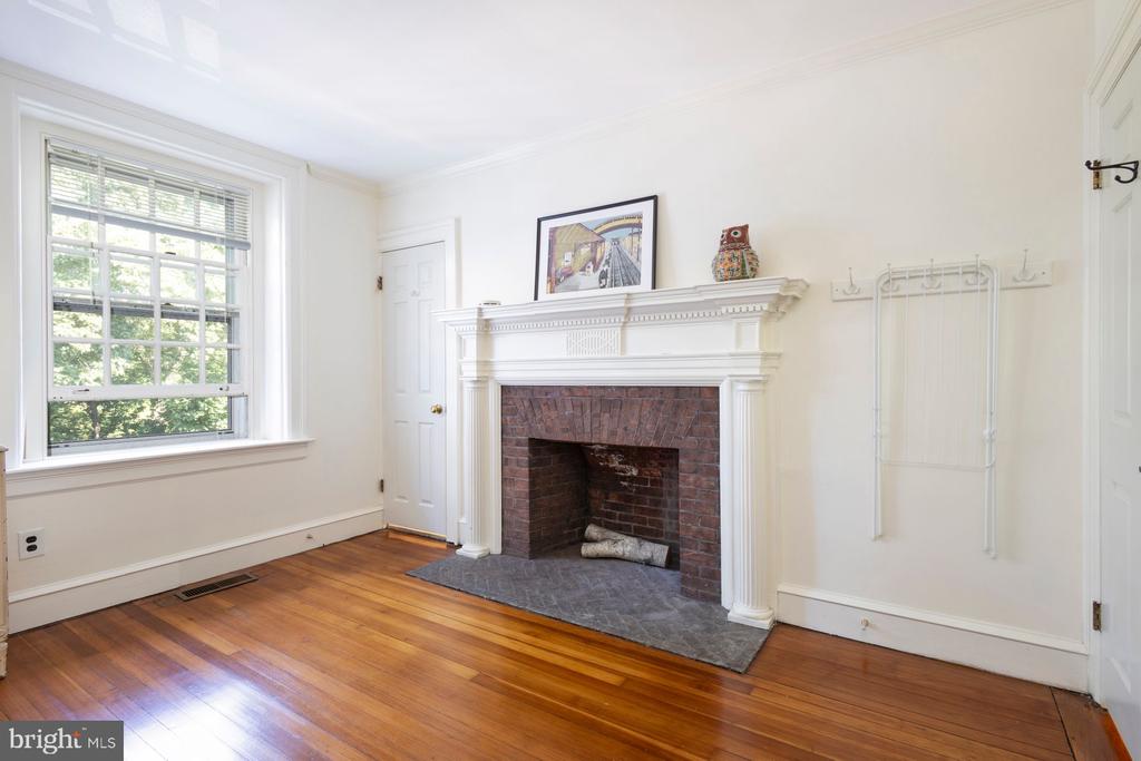 115 E Roumfort Rd #9