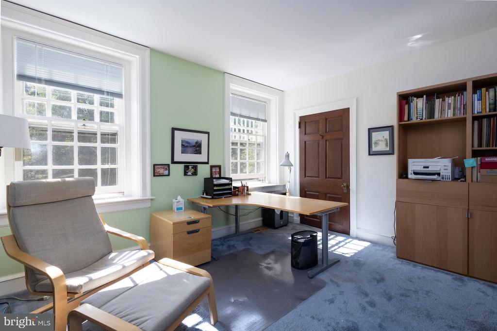 115 E Roumfort Rd #9