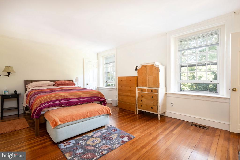 115 E Roumfort Rd #9