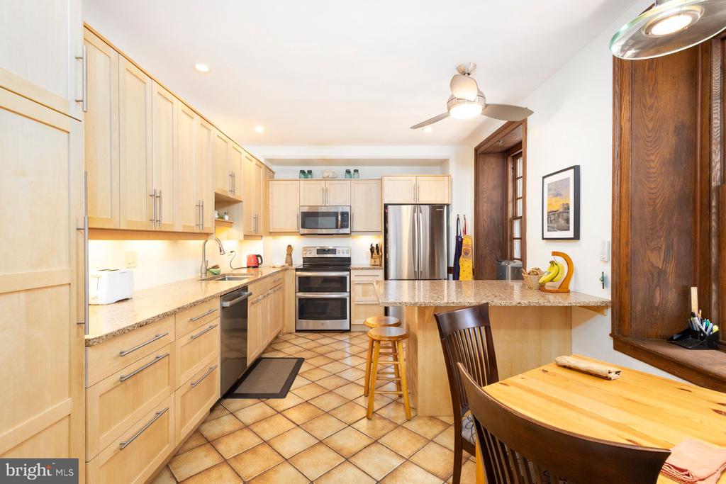 115 E Roumfort Rd #9
