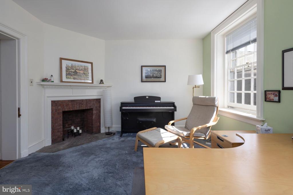 115 E Roumfort Rd #9