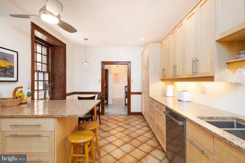 115 E Roumfort Rd #9