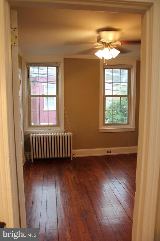 407 E FLORA ST