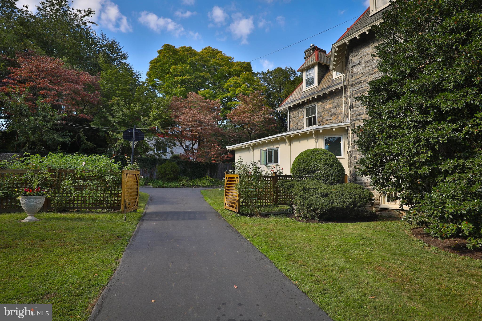 625 W Phil Ellena St