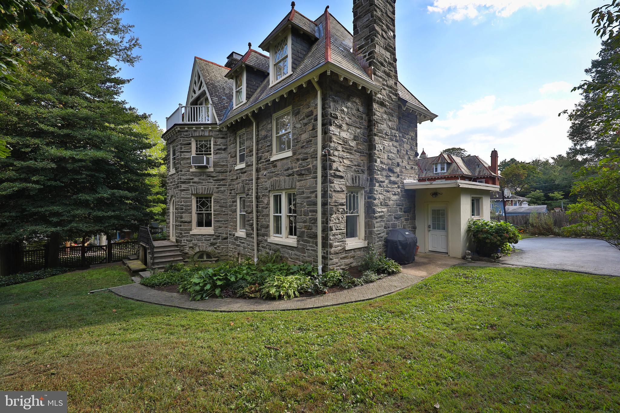 625 W Phil Ellena St