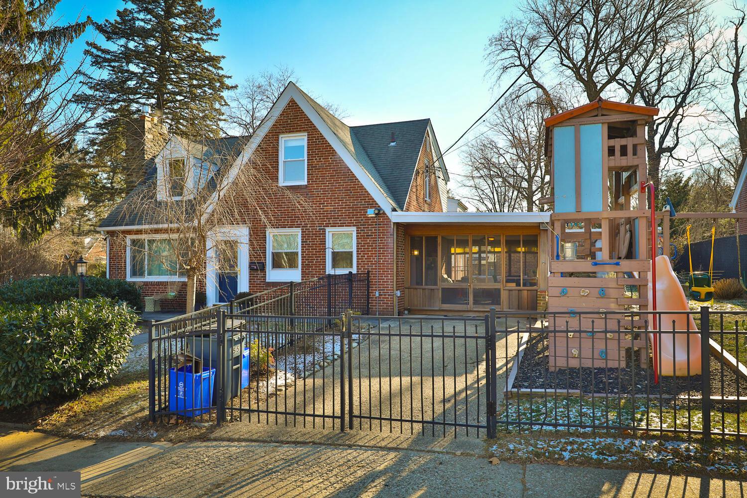 557 Seville St