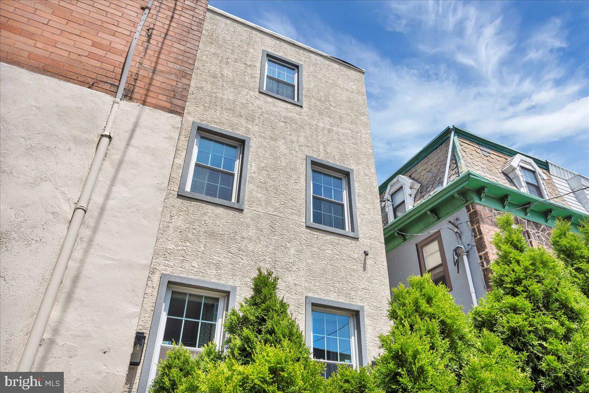 1421 Moore St