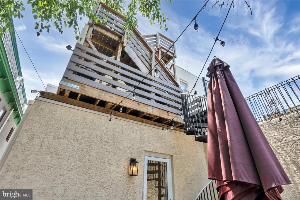 1421 Moore St