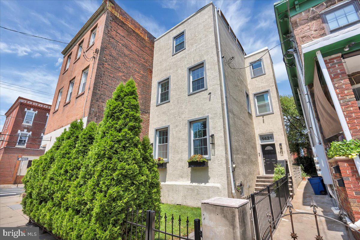 1421 Moore St