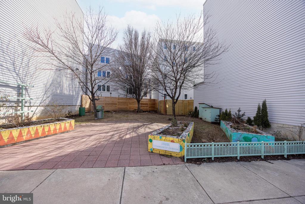2561 Kern St
