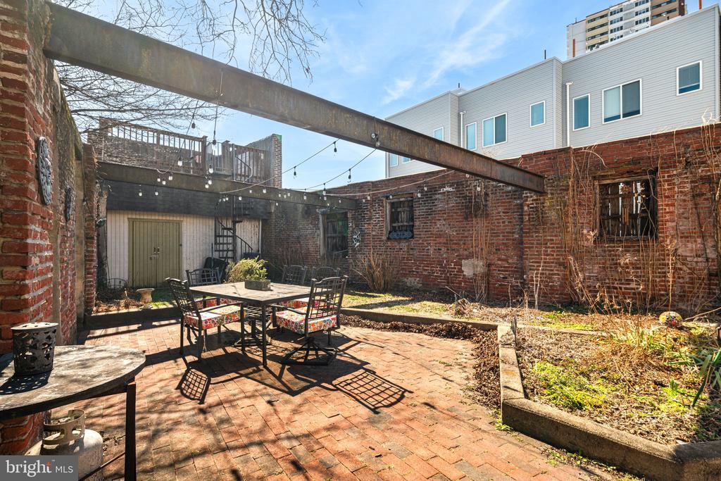 218 Carpenter St