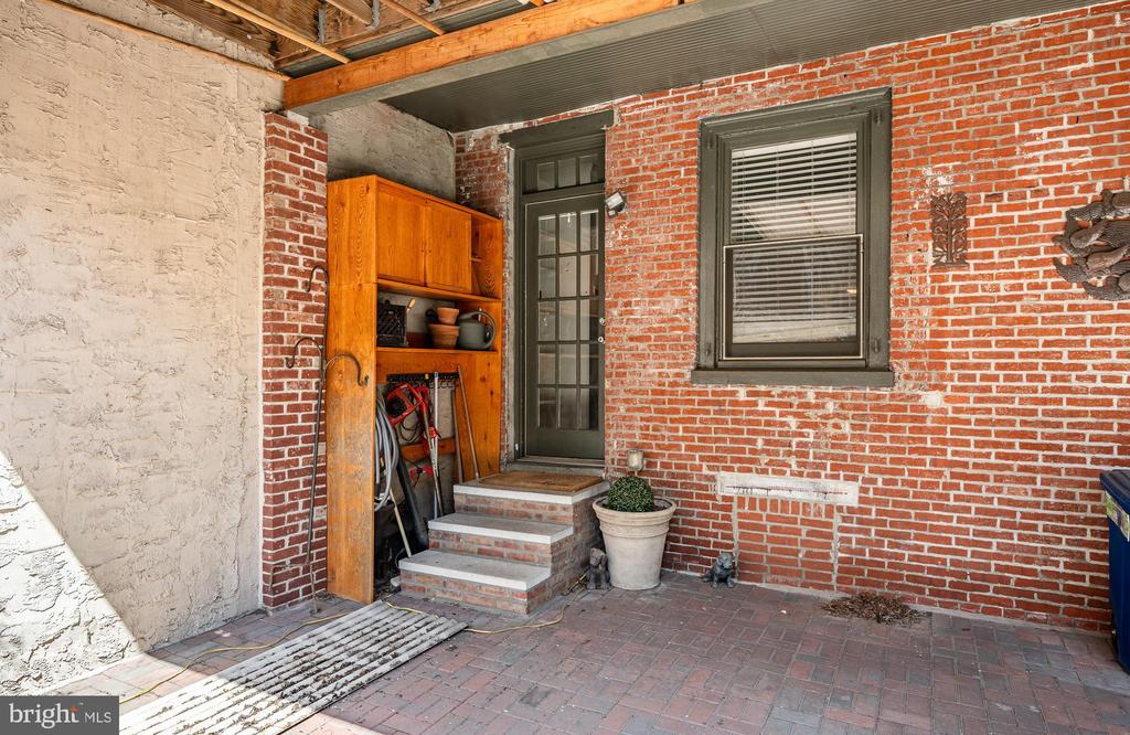 920 Clinton St #1r