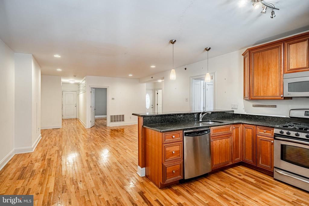 920 Clinton St #1r