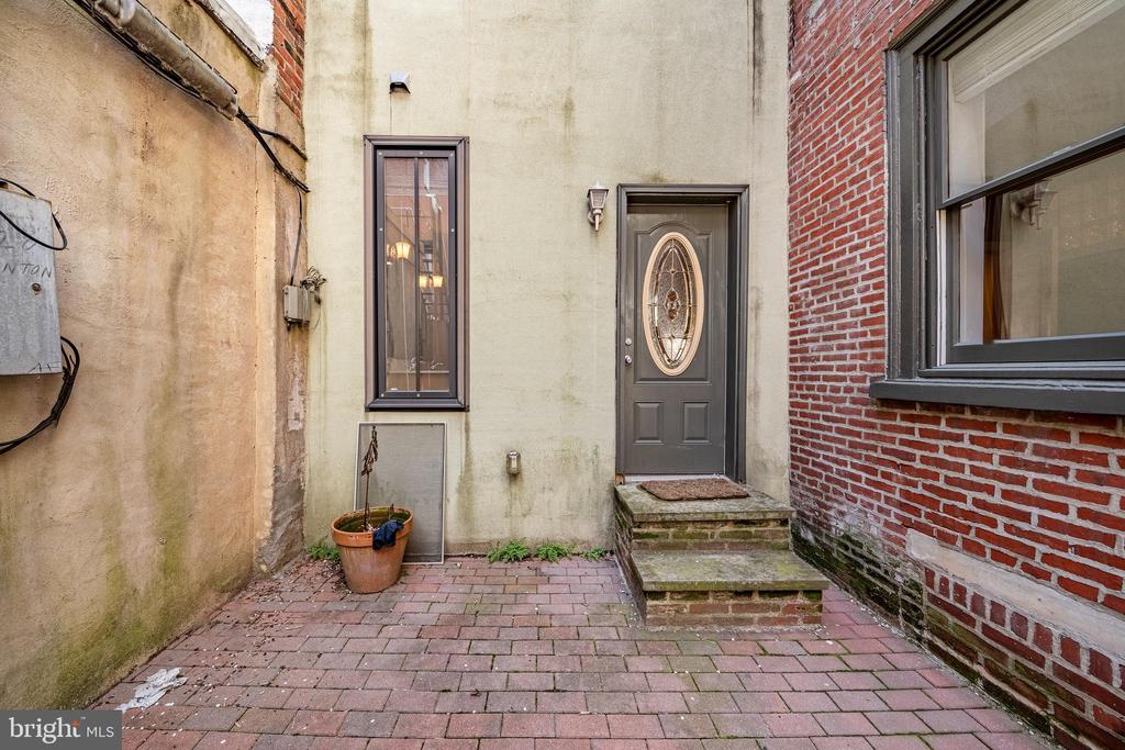 920 Clinton St #1r