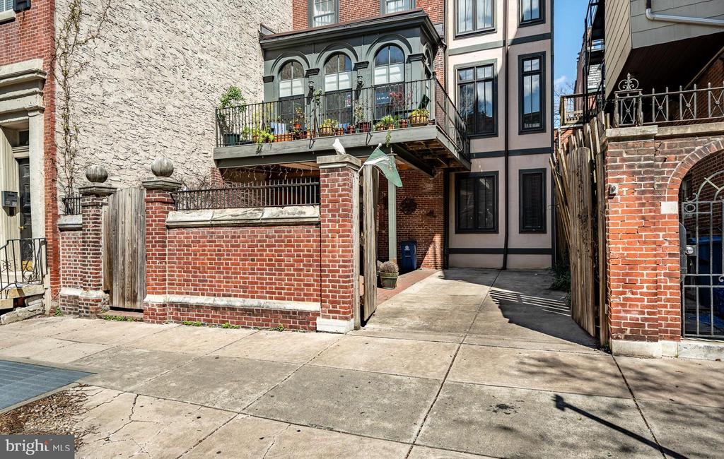920 Clinton St #1r