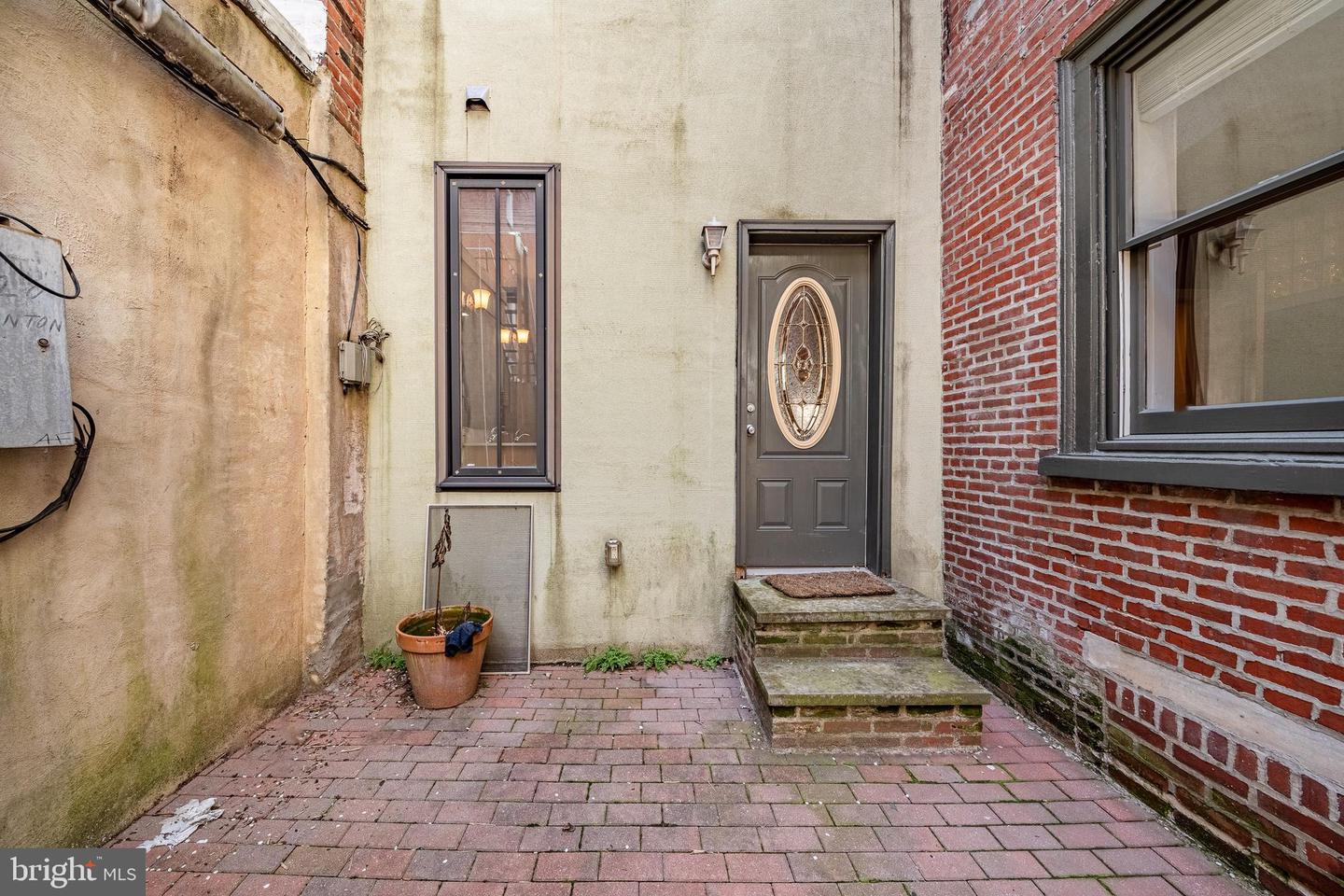 920 Clinton St #1r