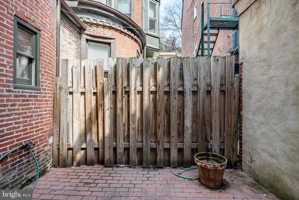 920 Clinton St #1r