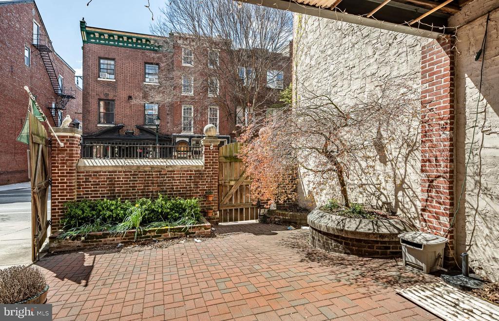 920 Clinton St #1r