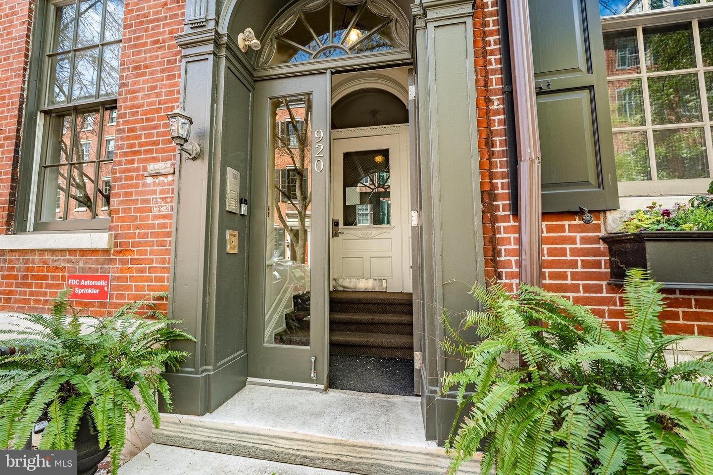 920 Clinton St #1r
