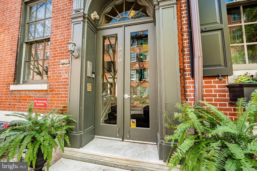 920 Clinton St #1r