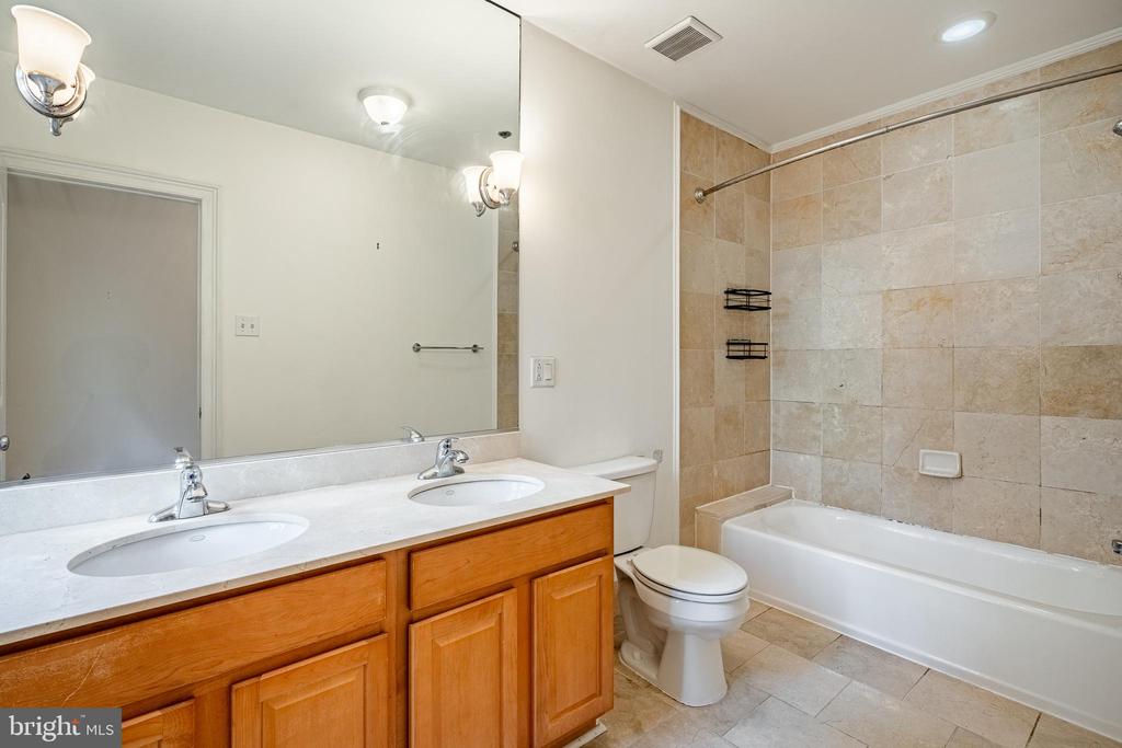 920 Clinton St #1r