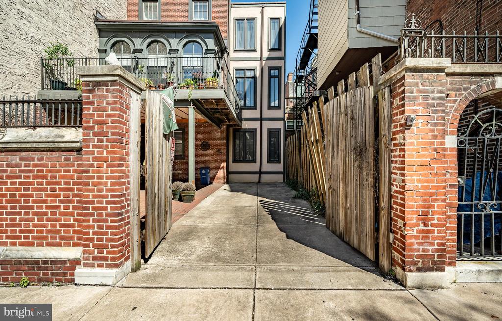920 Clinton St #1r