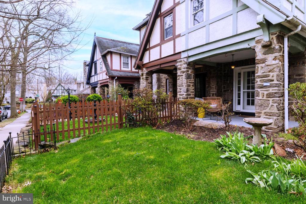 223 W Durand St