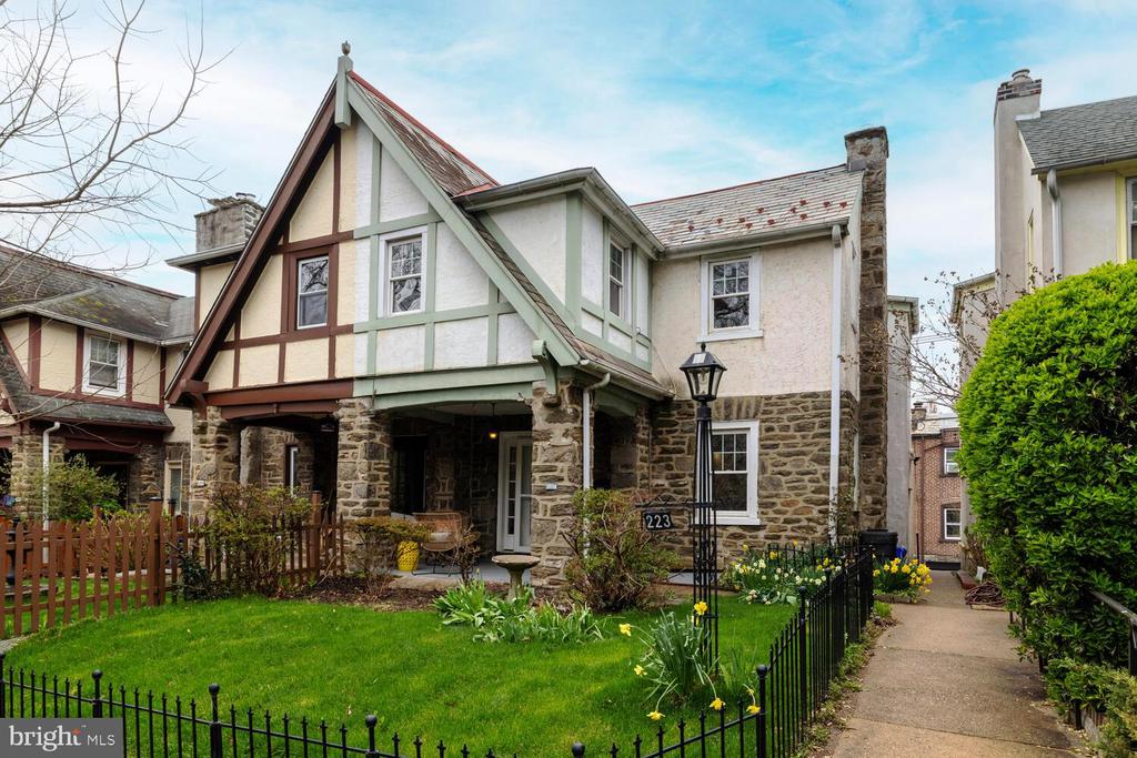 223 W Durand St