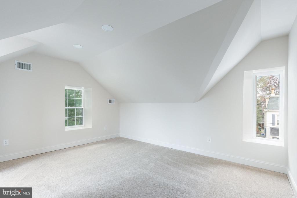 208 E Evergreen Ave