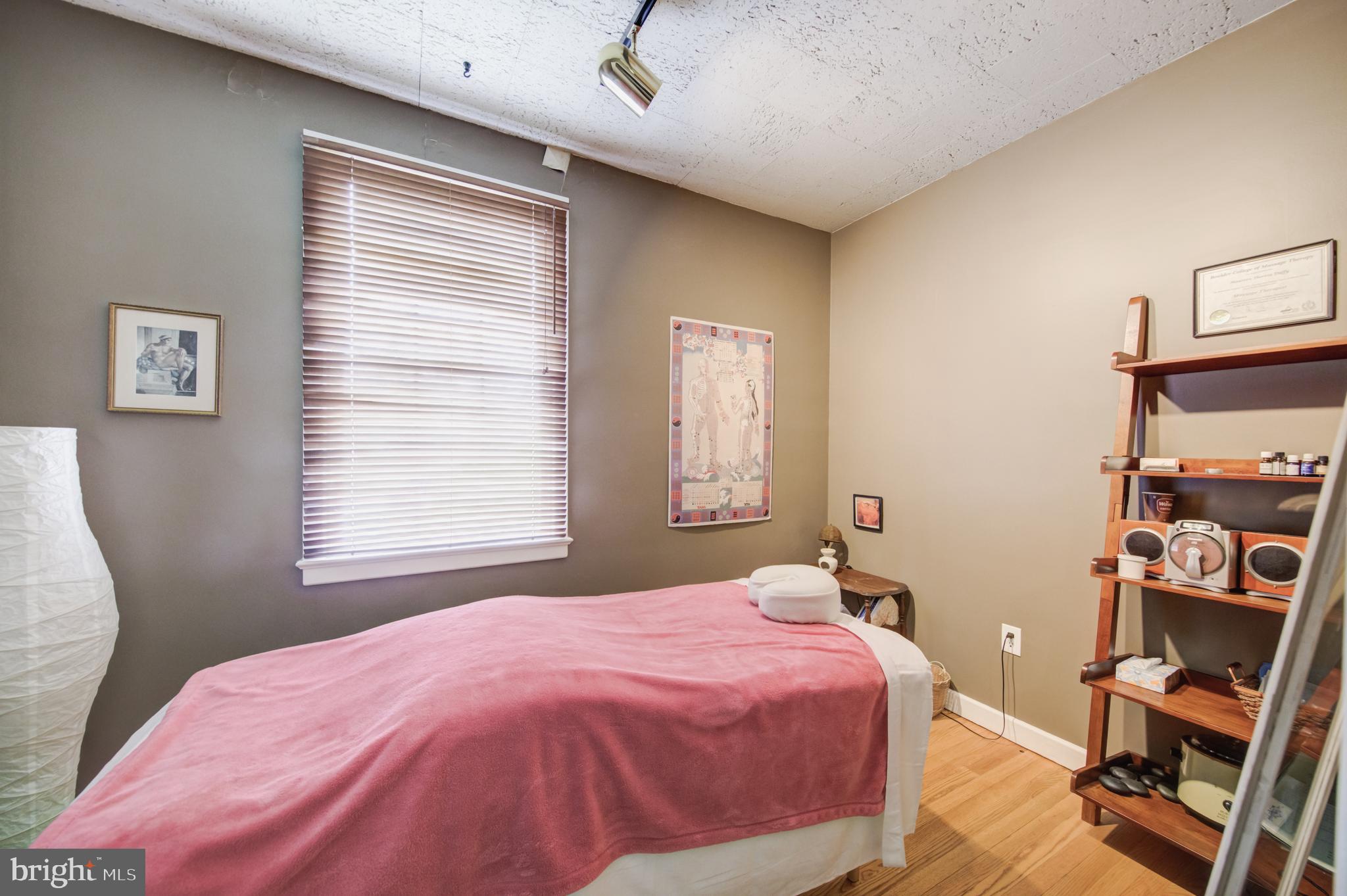 39 E CHESTNUT HILL AVENUE