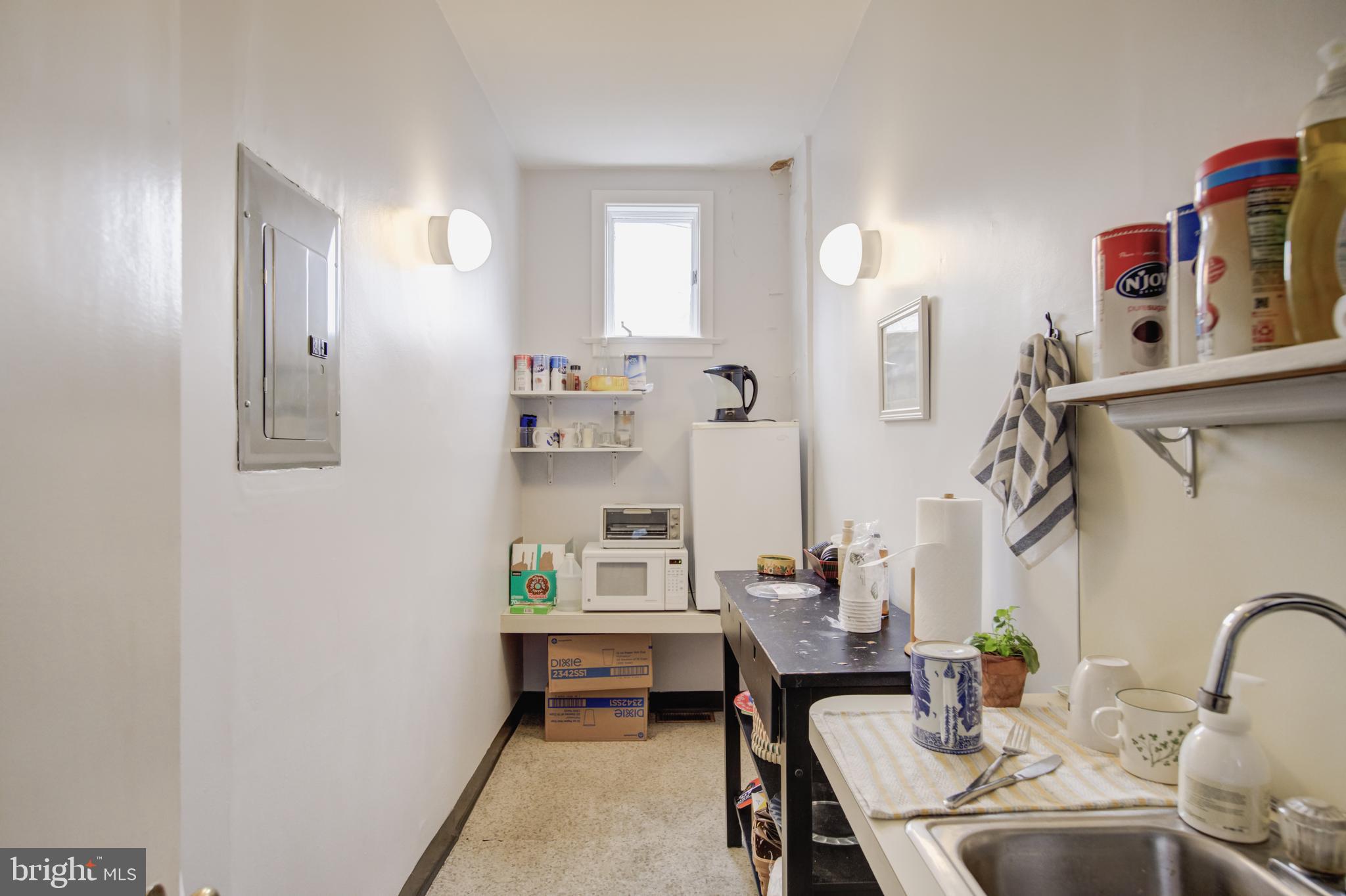 39 E CHESTNUT HILL AVENUE